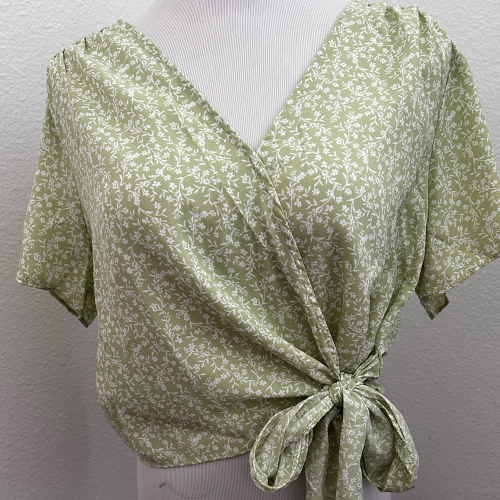 💙3 for $15💙 Green Floral Blouse